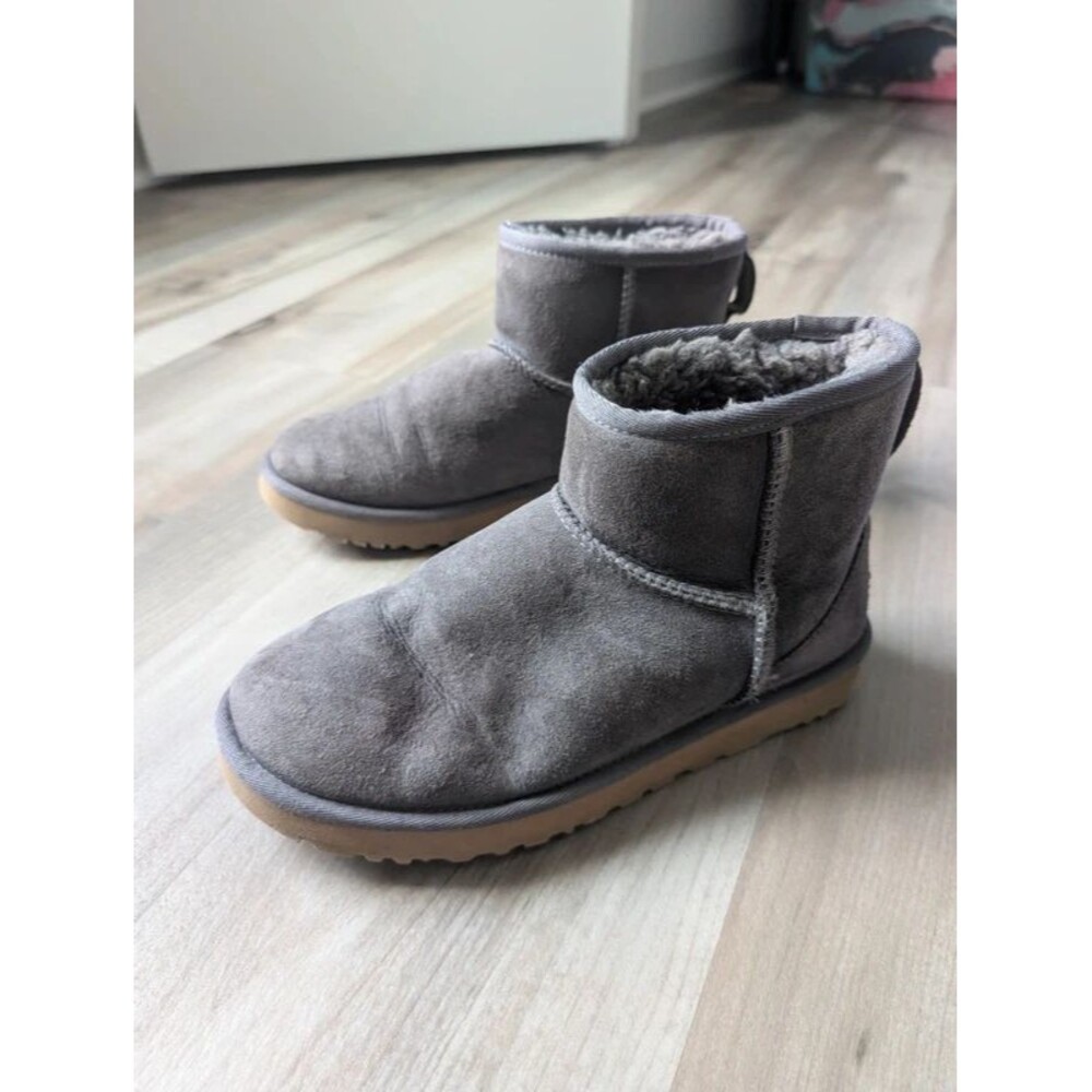 UGG Classic Mini Suede Boots Grey, Size 7 (S1)